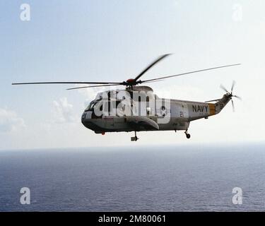 Vue aérienne avant gauche d'un hélicoptère SH-3G Sea King du Fleet composite Squadron 8 (VC-8) près de la base aérienne navale Roosevelt Roads, Porto Rico. Elle est dotée d'un système de blocage du Centre d'essais de missiles du Pacifique (PMTC). Pays: Océan Atlantique (AOC) Banque D'Images