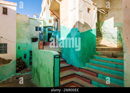 Rue colorée, place et escaliers à Moulay Idriss, Maroc, Afrique du Nord Banque D'Images