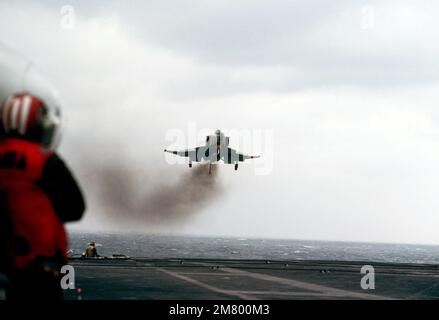 Vue avant droite d'un avion RF-4B Phantom II à l'approche d'un atterrissage sur le pont de vol du porte-avions USS À MI-CHEMIN (CV 41) pendant l'exercice CINCPAC FLEETEX '83. La Marine américaine, la Force aérienne, la Garde côtière et la Marine canadienne participent à l'exercice près des îles Aléoutiennes de l'Alaska. Objet opération/série: FLEETEX '83 base: USS Midway (CV 41) pays: Océan Pacifique Nord Banque D'Images
