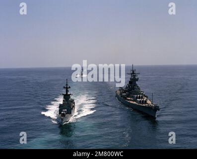 Vue aérienne de l'arc à tribord du cuirassé USS NEW JERSEY (BB 62) en cours avec la frégate USS MEYERKORD (FF 1058) à tribord. Pays : Océan Pacifique (POC) Banque D'Images