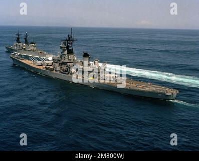 Vue aérienne du quartier portuaire du cuirassé USS NEW JERSEY (BB 62) en cours avec le destroyer USS NOUF (DD 991) de son arc tribord. Pays : Océan Pacifique (POC) Banque D'Images