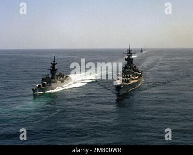 Une vue aérienne de l'arc du navire de guerre USS NEW JERSEY (BB 62) et de la frégate USS MEYERKORD (FF 1058), à gauche, en cours. Pays : Océan Pacifique (POC) Banque D'Images