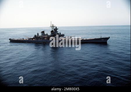 Vue aérienne à tribord du navire USS NEW JERSEY (BB-62) en cours. Pays : Océan Pacifique (POC) Banque D'Images