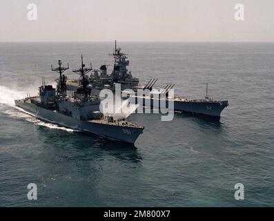 Une vue aérienne de l'arc de tribord du destroyer USS NOUF (DD 991) en cours au large du côté tribord du cuirassé USS NEW JERSEY (BB 62). Pays : Océan Pacifique (POC) Banque D'Images