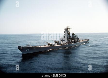 Vue aérienne du navire de guerre USS NEW JERSEY (BB-62) en cours. Pays : Océan Pacifique (POC) Banque D'Images