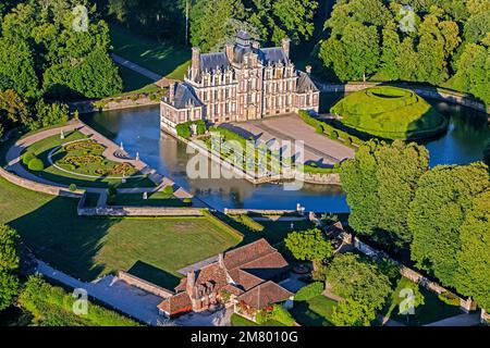 LE 17TH SIÈCLE HATEAU DE BEAUMESNIL EN BRIQUE ET PIERRE, ÉPOQUE LOUIS XIII, EURE, NORMANDIE, FRANCE Banque D'Images