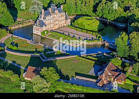 LE 17TH SIÈCLE HATEAU DE BEAUMESNIL EN BRIQUE ET PIERRE, ÉPOQUE LOUIS XIII, EURE, NORMANDIE, FRANCE Banque D'Images