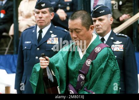 Un prêtre Shinto donne une bénédiction traditionnelle à l'ouverture officielle du complexe récréatif de Tama Hills. Le complexe a été rénové par des membres du 475th Squadron du génie civil de la base aérienne de Yokota. Le lieutenant-général Charles L. Donnelly, commandant de la Force aérienne de 5th, est directement derrière le prêtre. Base: Tokyo pays: Japon (JPN) Banque D'Images
