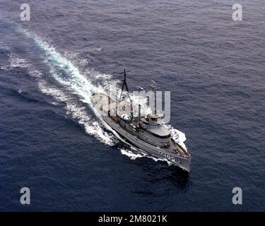 Une vue tribord de l'arc de la flotte TUG USS MOCTOBI (ATF 105) est en cours. Pays : inconnu Banque D'Images