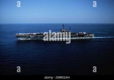 Une vue aérienne en faisceau du porte-avions USS AMERICA (CV 66) est en cours. Pays: Océan Atlantique (AOC) Banque D'Images