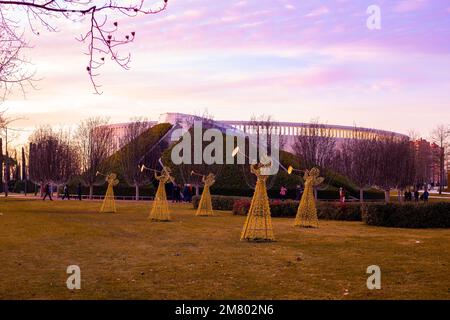 Parc de la ville de Galitsky avec des éléments lumineux décoratifs lors d'une soirée d'automne au coucher du soleil. Krasnodar, Russie-01,01,2023 Banque D'Images