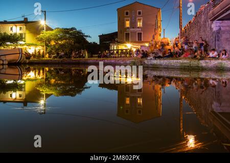 NUIT SUR LE PORT DES HOMPS LE SOIR DE LA BASTILLE AVEC UNE LUMIÈRE BLEUE, AUDE, OCCITANIE, FRANCE Banque D'Images