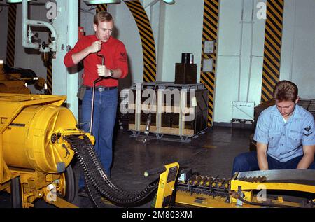 Les engins de l'aviation chargent des munitions de 20 mm dans un transporteur à système de chargement de munitions sans liaison (LALS) dans les espaces d'armement à bord du porte-avions à propulsion nucléaire USS DWIGHT D. EISENHOWER (CVN 69). Base : USS Dwight D Eisenhower (CVN 69) pays : Mer méditerranée (MED) Banque D'Images