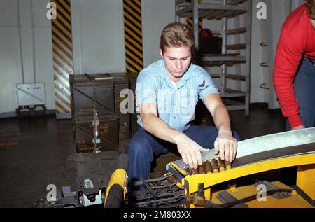 Un militaire d'aviation place des munitions de mitrailleuse de 20 mm sur le plateau de chargement d'un système de chargement de munitions sans liaison (LALS) dans les espaces d'armes à bord du porte-avions à propulsion nucléaire USS DWIGHT D. EISENHOWER (CVN 69). Base : USS Dwight D Eisenhower (CVN 69) pays : Mer méditerranée (MED) Banque D'Images