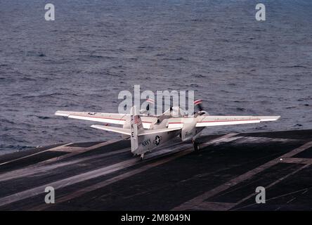 Un avion de type Trader C-1A part du porte-avions à propulsion nucléaire USS DWIGHT D. EISENHOWER (CVN-69). Pays : inconnu Banque D'Images