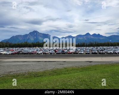 Un parking de la foire de l'État avec les montagnes Chugach en arrière-plan à Palmer, Alaska, États-Unis. Banque D'Images