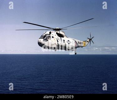 Vue aérienne avant gauche d'un hélicoptère SH-3D Sea King, Escadron anti-sous-marin 2 (HS-2). L'escadron est affecté au porte-avions USS KITTY HAWK (CV 63). Pays : inconnu Banque D'Images