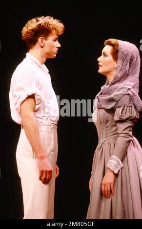 Ian McCurrach (PIP), Lynn Clayton (Estella) dans LES GRANDES ATTENTES de Charles Dickens au Old Vic, Londres SE1 02/01/1985 adapté et réalisé par Peter COE design: Peter Rice Lighting: Mark Henderson Banque D'Images