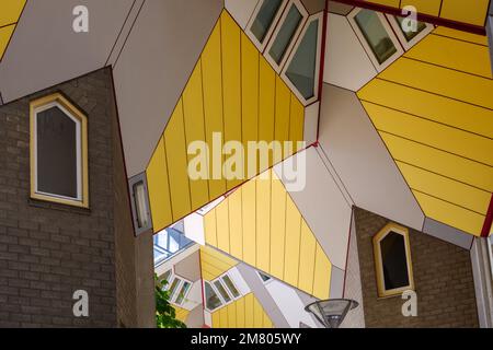 Gros plan sur la façade du cube jaune résidentiel, Cube Houses à Rotterdam. Banque D'Images