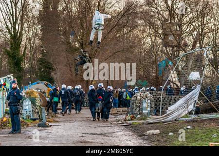 Des militants se sont barricadés dans le "village de charbon brun" allemand de Lutzerath, en Rhénanie-du-Nord-Westphalie. Les activistes occupent le village depuis plus de deux ans pour l'empêcher d'être effacé de la surface de la terre comme convenu dans un accord conclu par le politique. Les mines de la société énergétique RWE s'enflamment là-bas, ce que les activistes accusent du réchauffement climatique et de la pollution de CO2. En début de matinée, la police a commencé à évacuer le village. Banque D'Images