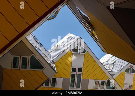 Vue à angle bas à la cour entre le groupe de cube jaune résidentiel, Cube Houses à Rotterdam, contre le ciel bleu. Banque D'Images