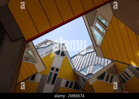 Vue à angle bas à la cour entre le groupe de cube jaune résidentiel, Cube Houses à Rotterdam, contre le ciel bleu. Banque D'Images