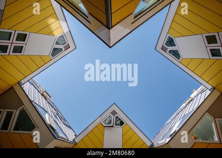 Vue à angle bas à la cour entre le groupe de cube jaune résidentiel, Cube Houses à Rotterdam, contre le ciel bleu. Banque D'Images