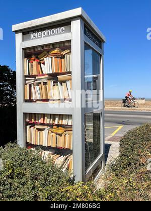 ANCIENNE CABINE TÉLÉPHONIQUE TRANSFORMÉE EN KIOSQUE D'ÉCHANGE DE LIVRES, BOÎTE À LIVRES, MANCHE, NORMANDIE, FRANCE Banque D'Images