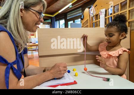 SOUTIEN À L'INTÉGRATION DES ENFANTS EN DIFFICULTÉ DANS LES ÉCOLES PUBLIQUES, JARDIN D'ENFANTS ROGER SALENGRO, LOUVIERS, EURE, NORMANDIE, FRANCE Banque D'Images