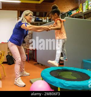 SOUTIEN À L'INTÉGRATION DES ENFANTS EN DIFFICULTÉ DANS LES ÉCOLES PUBLIQUES, JARDIN D'ENFANTS ROGER SALENGRO, LOUVIERS, EURE, NORMANDIE, FRANCE Banque D'Images