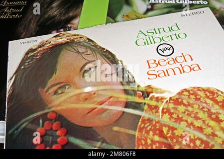 Viersen, Allemagne - 9 novembre. 2022: Gros plan de l'album de vinyle isolé Beach Samba de la chanteuse brésilienne Astrud Gilberto, sorti en 1966 Banque D'Images
