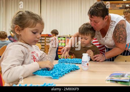 ATELIER DE SENSIBILISATION TOUCHER ET FAÇONNER, SOUTIEN À L'INTÉGRATION DES ENFANTS EN DIFFICULTÉ DANS LES ÉCOLES PUBLIQUES, JARDIN D'ENFANTS ROGER SALENGRO, LOUVIERS, EURE, NORMANDIE, FRANCE Banque D'Images