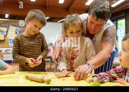 ATELIER ARTISTIQUE, SOUTIEN À L'INTÉGRATION DES ENFANTS EN DIFFICULTÉ DANS LES ÉCOLES PUBLIQUES, JARDIN D'ENFANTS ROGER SALENGRO, LOUVIERS, EURE, NORMANDIE, FRANCE Banque D'Images