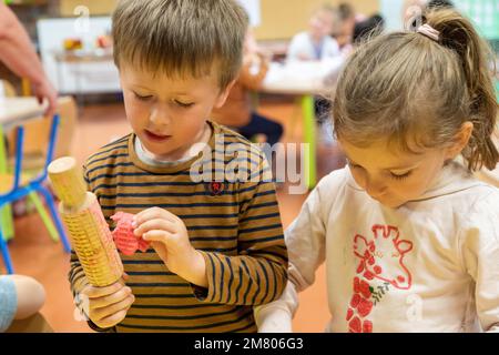 ATELIER ARTISTIQUE, SOUTIEN À L'INTÉGRATION DES ENFANTS EN DIFFICULTÉ DANS LES ÉCOLES PUBLIQUES, PETITS HANDICAPS MENTAUX, JARDIN D'ENFANTS ROGER SALENGRO, LOUVIERS, EURE, NORMANDIE, FRANCE Banque D'Images