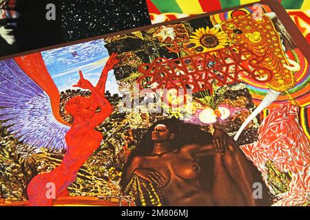 Viersen, Allemagne - 9 novembre. 2022: Gros plan de l'album isolé de disques vinyles Abraxas du guitariste Carlos Santana, sorti en 1970 Banque D'Images