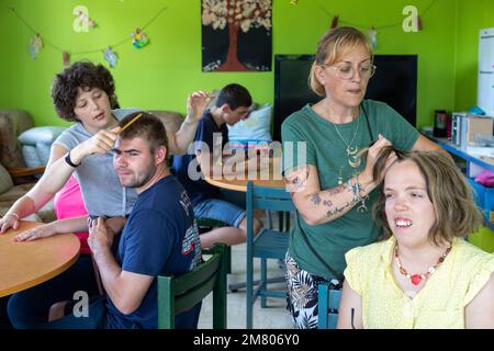 ATELIER DE COIFFURE, DE BIEN-ÊTRE ET DE BEAUTÉ AVEC LES RÉSIDENTS, SESSAD LA RENCONTRE, GARDERIE, SOUTIEN ET ORGANISATION DE SERVICES POUR LES PERSONNES HANDICAPÉES, LE NEUBOURG, EURE, NORMANDIE, FRANCE Banque D'Images