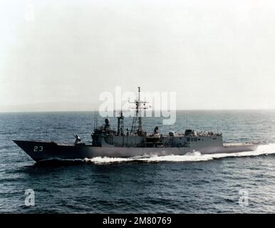 Une vue de l'arc du port de la frégate de missile guidé USS LEWIS B. EXTRACTOR (FFG-23) en cours pendant les sentiers maritimes. Pays: Océan Atlantique (AOC) Banque D'Images