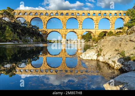 LE PONT DU GARD À TROIS NIVEAUX, ANCIEN AQUEDUC ROMAIN QUI TRAVERSE LE GARDON ET DATE DU PREMIER SIÈCLE AVANT JÉSUS-CHRIST, CLASSÉ MONUMENT HISTORIQUE, VERS-PONT-DU-GARD, FRANCE Banque D'Images