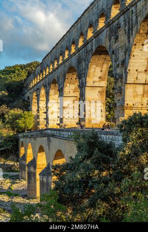 LE PONT DU GARD À TROIS NIVEAUX, ANCIEN AQUEDUC ROMAIN QUI TRAVERSE LE GARDON ET DATE DU PREMIER SIÈCLE AVANT JÉSUS-CHRIST, CLASSÉ MONUMENT HISTORIQUE, VERS-PONT-DU-GARD, FRANCE Banque D'Images