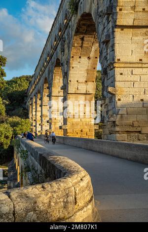 LE PONT DU GARD À TROIS NIVEAUX, ANCIEN AQUEDUC ROMAIN QUI TRAVERSE LE GARDON ET DATE DU PREMIER SIÈCLE AVANT JÉSUS-CHRIST, CLASSÉ MONUMENT HISTORIQUE, VERS-PONT-DU-GARD, FRANCE Banque D'Images