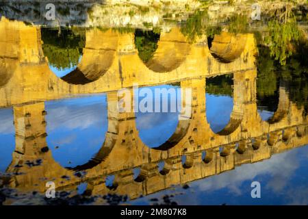 LE PONT DU GARD À TROIS NIVEAUX, ANCIEN AQUEDUC ROMAIN QUI TRAVERSE LE GARDON ET DATE DU PREMIER SIÈCLE AVANT JÉSUS-CHRIST, CLASSÉ MONUMENT HISTORIQUE, VERS-PONT-DU-GARD, FRANCE Banque D'Images