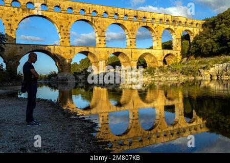 LE PONT DU GARD À TROIS NIVEAUX, ANCIEN AQUEDUC ROMAIN QUI TRAVERSE LE GARDON ET DATE DU PREMIER SIÈCLE AVANT JÉSUS-CHRIST, CLASSÉ MONUMENT HISTORIQUE, VERS-PONT-DU-GARD, FRANCE Banque D'Images