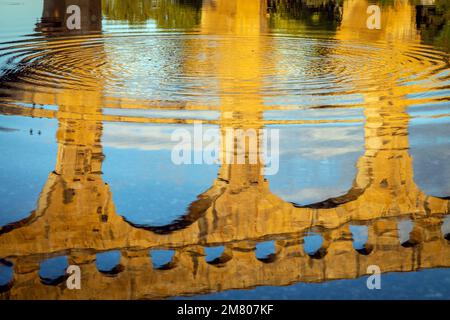 LE PONT DU GARD À TROIS NIVEAUX, ANCIEN AQUEDUC ROMAIN QUI TRAVERSE LE GARDON ET DATE DU PREMIER SIÈCLE AVANT JÉSUS-CHRIST, CLASSÉ MONUMENT HISTORIQUE, VERS-PONT-DU-GARD, FRANCE Banque D'Images