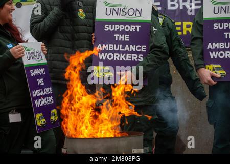 Londres, Angleterre, Royaume-Uni. 11th janvier 2023. Les ambulanciers sont vus à la ligne de piquetage à l'extérieur du service d'ambulance de Londres, alors que des milliers de membres du syndicat Unison et GMB vont faire la grève au Royaume-Uni. (Credit image: © Tayfun Salci/ZUMA Press Wire) USAGE ÉDITORIAL SEULEMENT! Non destiné À un usage commercial ! Banque D'Images