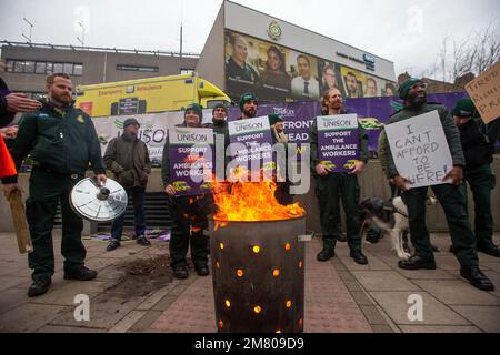 Londres, Angleterre, Royaume-Uni. 11th janvier 2023. Les ambulanciers sont vus à la ligne de piquetage à l'extérieur du service d'ambulance de Londres, alors que des milliers de membres du syndicat Unison et GMB vont faire la grève au Royaume-Uni. (Credit image: © Tayfun Salci/ZUMA Press Wire) USAGE ÉDITORIAL SEULEMENT! Non destiné À un usage commercial ! Banque D'Images