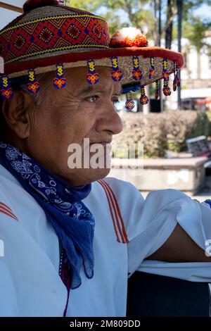 vieil homme de la culture huichol wixarika avec son chapeau traditionnel, vendant son artisanat au mexique Banque D'Images