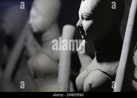 Idole de la déesse hindoue saraswati étant sculptée par l'argile pendant le saraswati puja ou le festival vasant pancami à kolkata inde. Banque D'Images