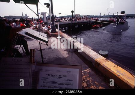 Vue d'ensemble du kiosque des cérémonies de mise en service du sous-marin d'attaque nucléaire USS ALBUQUERQUE (SSN-706). Base : base navale sous-marine, Groton État : Connecticut (CT) pays : États-Unis d'Amérique (USA) Banque D'Images