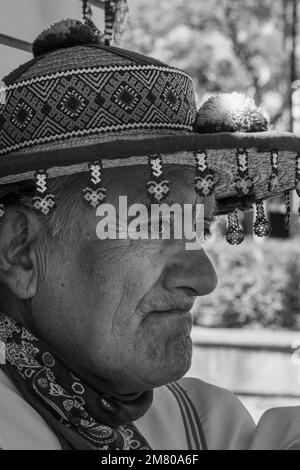 vieil homme de la culture huichol wixarika avec son chapeau traditionnel, vendant son artisanat au mexique Banque D'Images