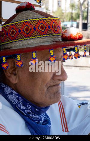 vieil homme de la culture huichol wixarika avec son chapeau traditionnel, vendant son artisanat au mexique Banque D'Images